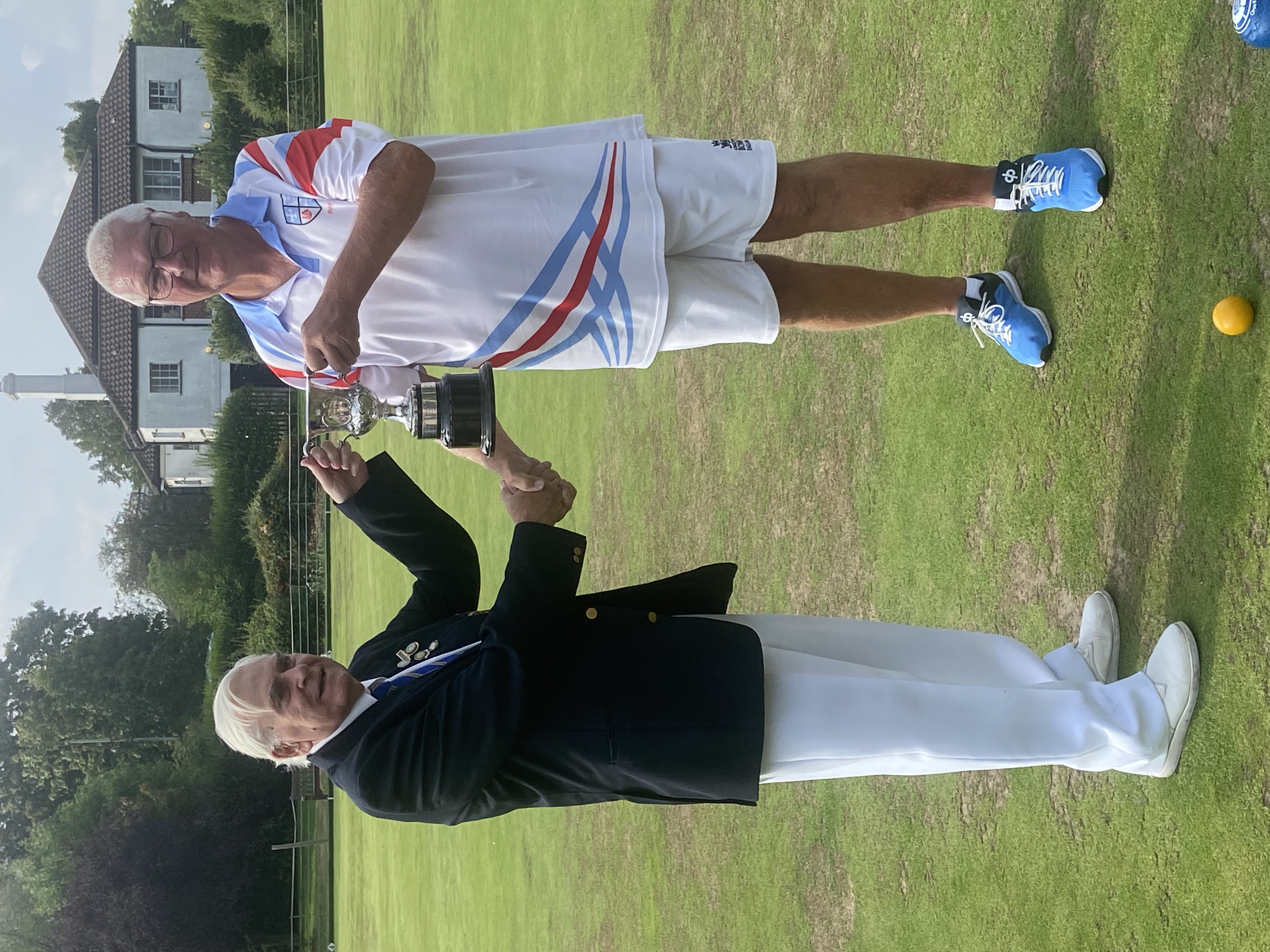 photo of Les Howard presentng the Trophy to Ray Bell.